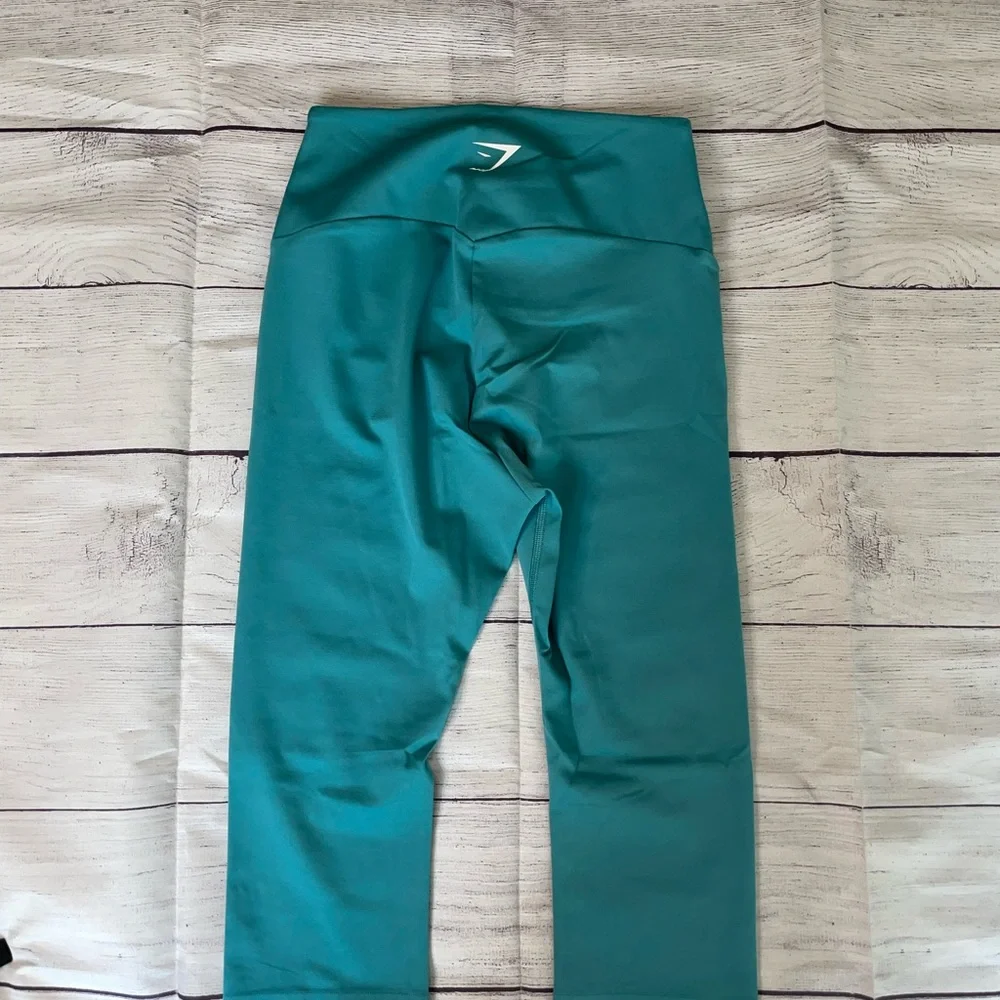 NWOT Women's Gymshark Cropped Leggings